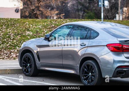 Modernes bmw-Auto auf den Straßen von Bukarest, Rumänien, 2020 geparkt. Stockfoto