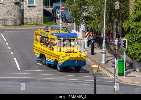 Viking Splash Duck Tour, Dublin, Irland. Touristen an Bord von amphibischen Fahrzeugen, die georgische Stadt besichtigen. Reisen Sie an Feiertagen auf der Straße und auf dem Wasser Stockfoto