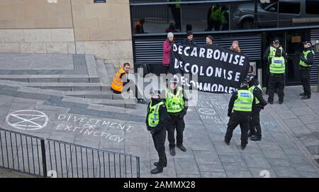 Extinction Rebellion Climate Demonstration außerhalb von Baillie Gifford, Leith Street, Edinburgh, Schottland. Januar 2020. Stockfoto