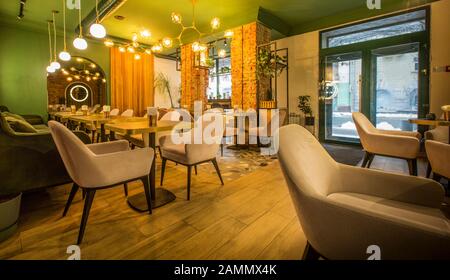 Urbanes Café-Interieur mit gemütlicher Atmosphäre, avocado-Farbwänden Stockfoto