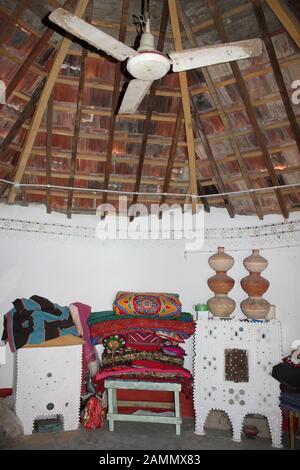 Innenansicht des Meghwal Tribal House of Bhirandiyara Village, Great Rann Of Kutch, Gujarat, Indien Stockfoto