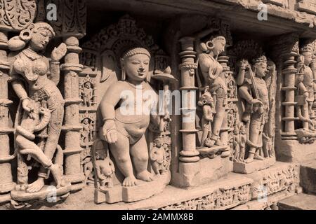 Skulptur junger Himmelskörper (bekannt als apsarā, surasundarī oder nāyikā) mit Vamana - einem Avatar von Vishnu Stockfoto