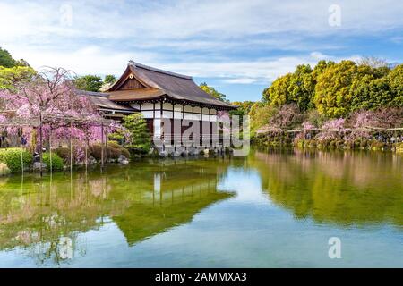 Kyoto, Japan am Teich Heian-Schrein in der Frühjahrssaison. Stockfoto