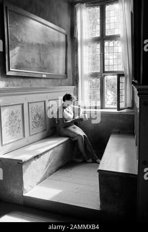 Frau in Sitzecke des Gemachs auf Schloss Gripsholm, bei Stockholm, Schweden, 1969. Frau im Wohnbereich von ​​room auf Schloss Gripsholm, in der Nähe von Stockholm, Schweden, 1969. Stockfoto