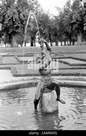 Bronzeskulpturen von Adriaen de Vries im Schlosspark von Drottningholm auf der Insel Lovön, Neptun läst in einem Muschelhorn, 1969. Bronze-Scultpuren von Adriaen de Vries im Garten des Schlosses Drottningholm auf der Insel Lovön, Neptun, das in eine Konchmuschel bläst, 1969. Stockfoto