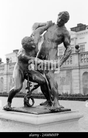 Bronzeskulpturen von Adriaen de Vries im Schlosspark von Drottningholm auf der Insel Lovön, Ringergruppe, 1969. Bronze-Scultpuren von Adriaen de Vries im Garten des Schlosses Drottningholm auf der Insel Lovön, Ringkämpfer, 1969. Stockfoto