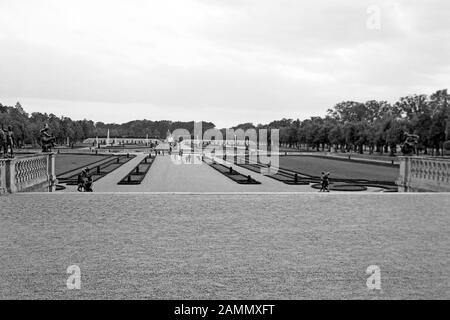 Schlosspark von Drottningholm auf der Insel Lovön, Blick vom Schloss, 1969. Garten des Schlosses Drottningholm auf der Insel Lovön, Blick vom Schloss, 1969. Stockfoto