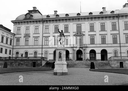 Bronzeskulpturen von Adriaen de Vries im Schlosspark von Drottningholm auf der Insel Lovön, Neptun, 1969. Bronze-Scultpuren von Adriaen de Vries im Garten des Schlosses Drottningholm auf der Insel Lovön, Nepune, 1969. Stockfoto