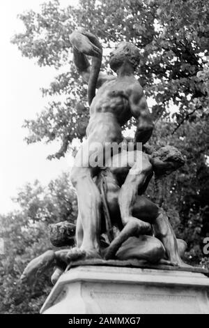 Bronzeskulpturen von Adriaen de Vries im Schlosspark von Drottningholm auf der Insel Lovön, Laokoon und Seine Söhne, 1969. Bronze-Scultepuren von Adriaen de Vries im Garten des Schlosses Drottningholm auf der Insel Lovön, Laokoon und seinen Söhnen, 1969. Stockfoto