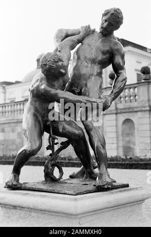 Bronzeskulpturen von Adriaen de Vries im Schlosspark von Drottningholm auf der Insel Lovön, Ringergruppe, 1969. Bronze-Scultpuren von Adriaen de Vries im Garten des Schlosses Drottningholm auf der Insel Lovön, Ringkämpfer, 1969. Stockfoto