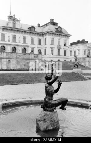 Bronzeskulpturen von Adriaen de Vries im Schlosspark von Drottningholm auf der Insel Lovön, Neptun läst in einem Muschelhorn, 1969. Bronze-Scultpuren von Adriaen de Vries im Garten des Schlosses Drottningholm auf der Insel Lovön, Neptun, das in eine Konchmuschel bläst, 1969. Stockfoto