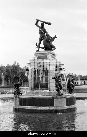 Bronzeskulpturen von Adriaen de Vries im Schlosspark von Drottningholm auf der Insel Lovön, Herkules Kampf mit dem Drachen, 1969. Bronzegrußungen von Adriaen de Vries im Garten des Schlosses Drottningholm auf der Insel Lovön, Herkules Kampf mit dem Drachen, 1969. Stockfoto