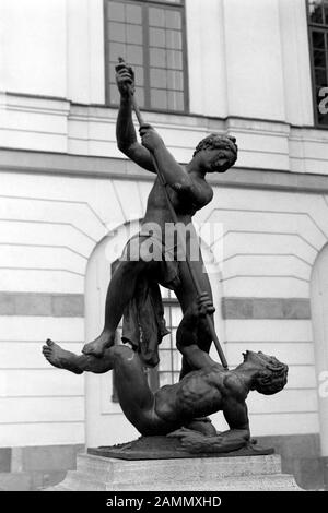 Bronzeskulpturen von Adriaen de Vries im Schlosspark von Drottningholm auf der Insel Lovön, Sieg der Tugends über das Laster, 1969. Bronze-Scultepuren von Adriaen de Vries im Garten des Schlosses Drottningholm auf der Insel Lovön, Tugendsieg über Die Sin, 1969. Stockfoto