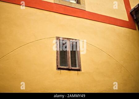 Isolierte Holzfenster in einem gelben Wand (Prag, Tschechische Republik, Europa) Stockfoto