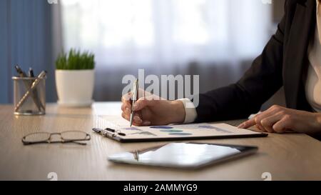 Lady Boss betrachtet statistische Diagramme, Überprüfung der Kreditvergabe, Finanzbilanz Stockfoto