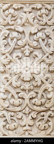 Acireale, ITALIEN - 11. APRIL 2018: Das Blumenrelief an der Fassade der Kirchenbasilika Collegiata di San Sebastiano. Stockfoto