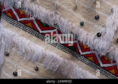 Traditioneller marokkanischer Teppich mit traditionellem Berber-Design. Stockfoto