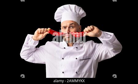 Koch Man Hält Rote Peppers Wie Moustaches, Black Background, Panorama Stockfoto