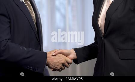 Geschäftspartner schütteln die Hände nach Vertragsunterzeichnung, Zusammenarbeit und Deal Stockfoto
