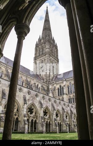 Die Kathedrale von Salisbury 404 ft (123 m) Turm von der Klöster. Stockfoto