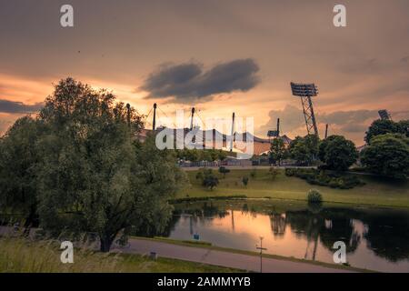 München, BAYERN - DEUTSCHLAND - 30. MAI 2017: Olympiapark Blick auf das Olympiastadion von oben. Abend zu spät. Sonnenuntergang. Stockfoto