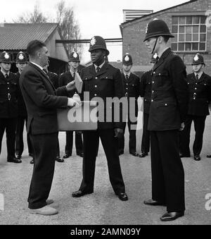 Der PC Norwell Gumbs, der als erster schwarzer Polizist Londons ausgebildet wird, ist an der Metropolitan Police Training College in Hendon, London zu sehen. Stockfoto