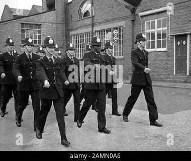 PC Norwell Gumbs ist der erste schwarze Polizist Londons, der mit anderen Rekruten marschiert, während er an der Metropolitan Police Training College in Hendon, London trainiert. Stockfoto