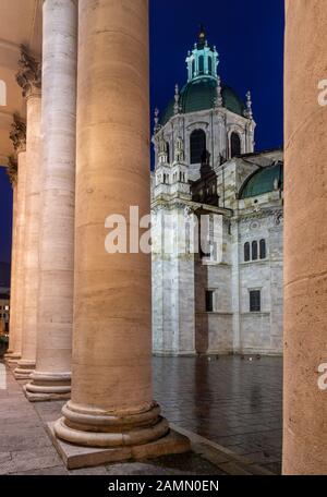 Como - Das Portal von Duomo und das Teatro Sociale in der Abenddämmerung. Stockfoto