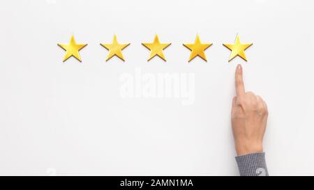 Frau Hand bewertet perfekte Umfrage mit fünf Sternen Stockfoto