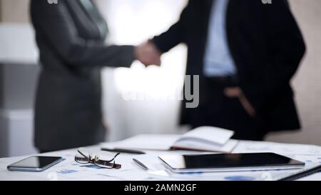 Mann und Frau im Büro, Geschäftspartner unterzeichnen Vertrag, Gewerkschaftssymbol Stockfoto