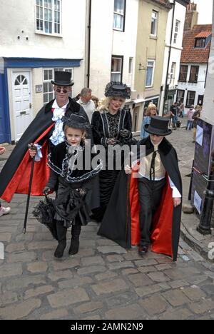 Goth Convention Weekend in Whitby, North Yorkshire in Großbritannien EINE Familie, die in Goth-Kleidung Gekleidet Ist Hunderte von schwarz gekleideten Goten steigen auf die historische Stockfoto