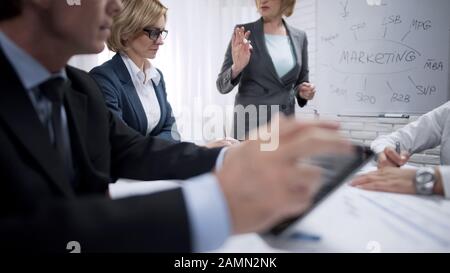 Lady Consultant präsentiert die Kollegen in der Marketingabteilung Stockfoto