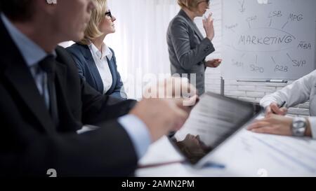 Die Mitarbeiter arbeiten bei der Präsentation über die Hauptvertriebssparte, die Verkaufsabteilung Stockfoto