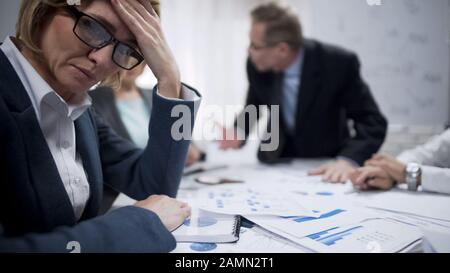 Frau, die versucht, sich vom schreienden Chef, dem beruflichen Burnout, zu abstrahieren, überarbeitet Stockfoto