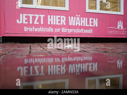 Hamburg, Deutschland. Januar 2020. Auf dem Containerbau des zentralen Briefwahlamtes zur Bürgerwahl ist der Schriftzug "Jetzt hier wählen" zu sehen. Die Bürgerschaftswahl findet am 23. Februar 2020 statt. Erstmals können wahlberechtigte auch bei einem zentralen Briefwahlamt in der Innenstadt ihre Stimme abgeben. Kredit: Daniel Reinhardt / dpa / Alamy Live News Stockfoto