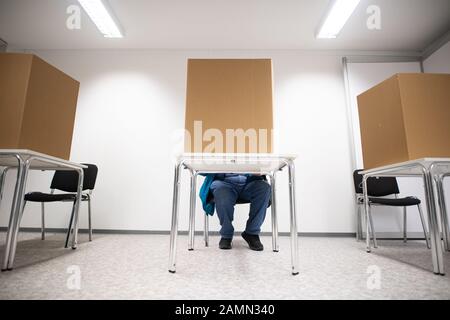 Hamburg, Deutschland. Januar 2020. Ein Mann gibt seine Stimme in einem Wahlstand ab. Die Bürgerschaftswahl findet am 23. Februar 2020 statt. Erstmals können wahlberechtigte auch bei einem zentralen Briefwahlamt in der Innenstadt ihre Stimme abgeben. Kredit: Daniel Reinhardt / dpa / Alamy Live News Stockfoto