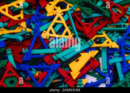 Kinderdesigner aus Kunststoff. Bildung und Entwicklung von Spielen für Kinder. Lernlogik, Kreativität und Vorstellungskraft. Spielzeug für Kinder Stockfoto