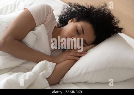 Nahaufnahme afrikanerin, die im Bett im Hotel oder zu Hause schläft Stockfoto