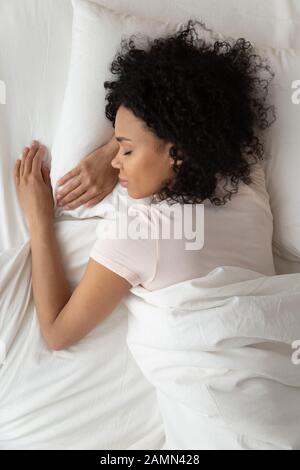 Über der oberen vertikalen Ansicht afrikanerin schläft im Bett Stockfoto