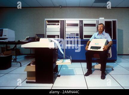 Apple-Experte mit einem Apple II Computer im Labor in Santa Clara CA USA 1979 Stockfoto