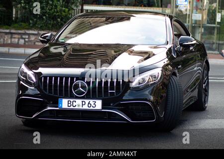 Mercedes-Benz C 63 AMG Driving um in Monaco an einem sommerlichen Abend Stockfoto