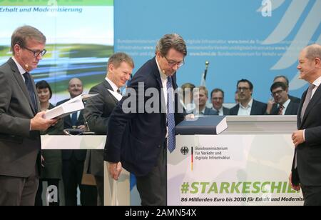 Berlin, Deutschland. Januar 2020. Ronald Pofalla (l-r), DB-Vorstandsmitglied für Infrastruktur, Richard Lutz, DB-Chef Andreas Scheuer (CSU), Bundesverkehrsminister, Und Olaf Scholz (SPD), Bundesfinanzminister, beteiligt sich an der Unterzeichnung eines neuen milliardenschweren Dienstleistungs- und Finanzierungsvertrages zwischen Bund und Bahn beim Bundesverkehrsministerium. Kredit: Wolfgang Kumm / dpa / Alamy Live News Stockfoto