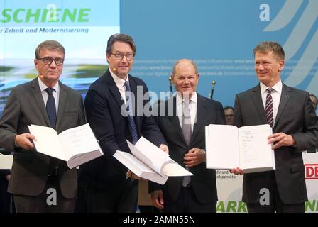 Berlin, Deutschland. Januar 2020. Ronald Pofalla (l-r), DB-Infrastruktur-Vorstandsmitglied Andreas Scheuer (CSU), Bundesverkehrsminister Olaf Scholz (SPD), Bundesfinanzminister, Und Richard Lutzer, DB-Chef, präsentiert im Bundesverkehrsministerium die unterzeichneten Dokumente eines neuen milliardenschweren Dienstleistungs- und Finanzierungsvertrages zwischen Bund und Bahn. Kredit: Wolfgang Kumm / dpa / Alamy Live News Stockfoto