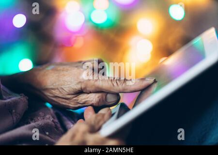 Nahaufnahme bei älteren Frauen mit einem digitalen Tablet Stockfoto