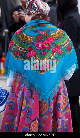 Rückansicht einer russischen Frau, die eine Schal mit Blumenmuster trägt, London, England, Großbritannien. Stockfoto