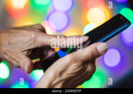 Nahaufnahme von älteren Frauen mit dem Smartphone Stockfoto