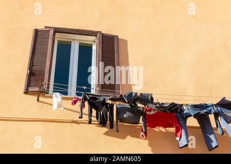 Typisch italienisches, farbenfrohes Gebäude mit Wäscherei in Trastevere, einem Teil Roms, Italien Stockfoto