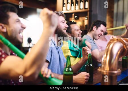 Glückliche Männer beim American Football Stockfoto