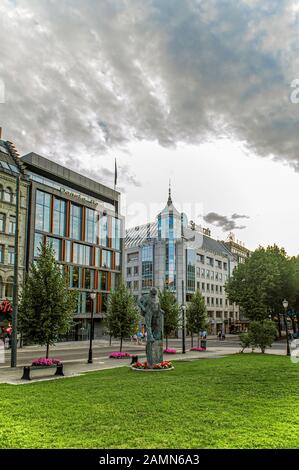 Oslo, Norway - 1. August 2013: Statue des historischen norwegischen Politikers Johan Sverdrup am Eidsvoll Place Eidsvoll Platz ist ein Platz und Park in Wes Stockfoto