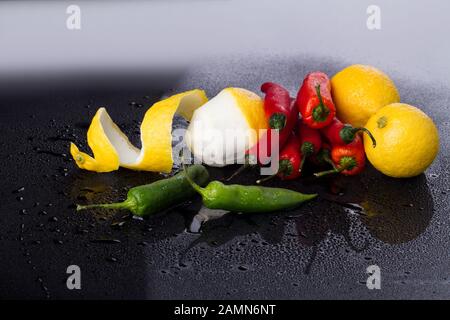 Haufen Chili und Zitronen-Trio. Stockfoto